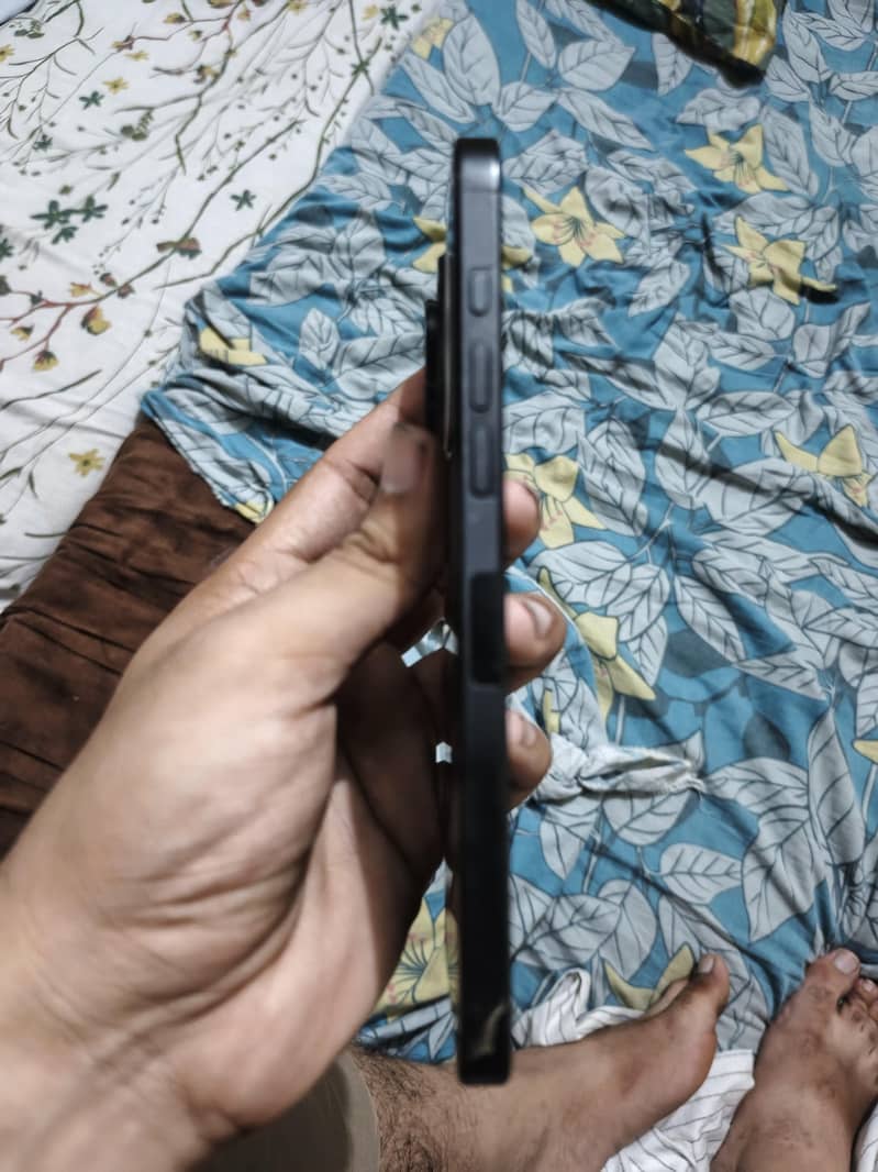 Apple iPhone 16 Pro Max 1