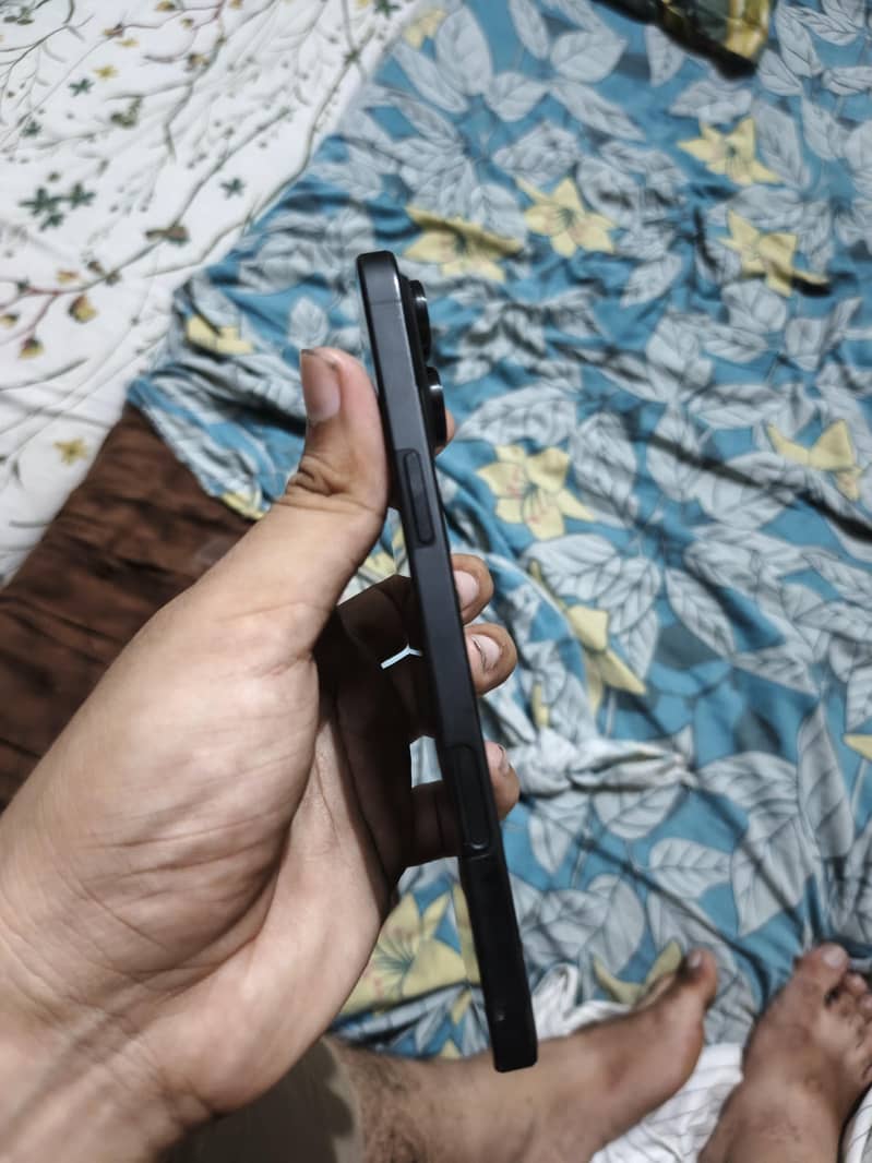 Apple iPhone 16 Pro Max 3