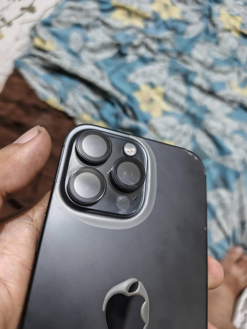 Apple iPhone 16 Pro Max 4