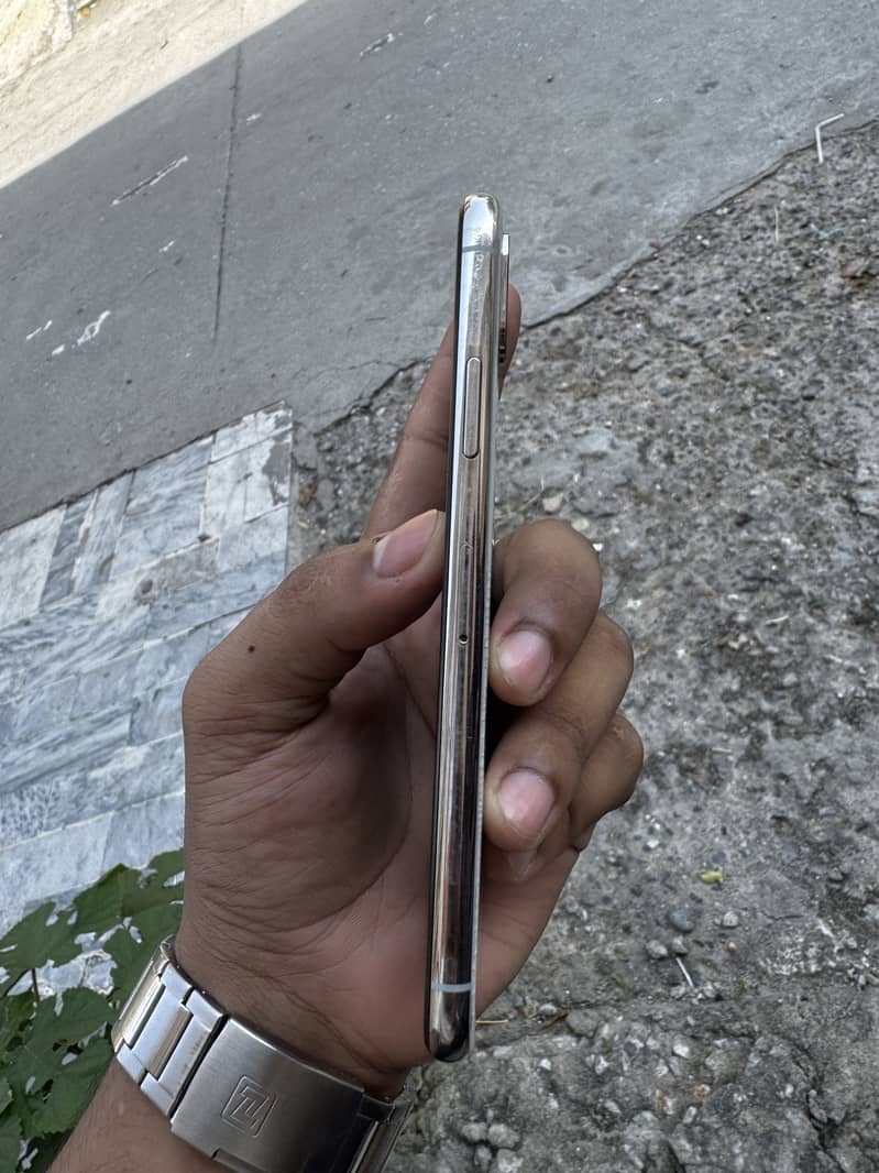 Apple iPhone X 4