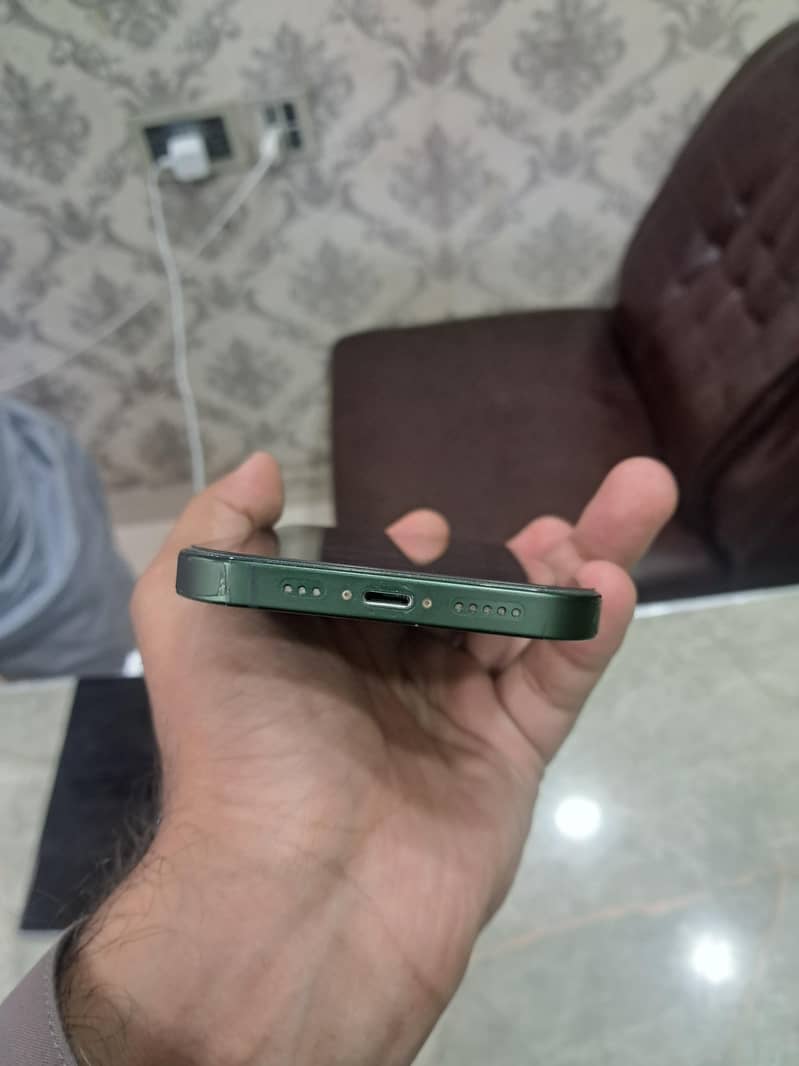 Apple iPhone 13 4