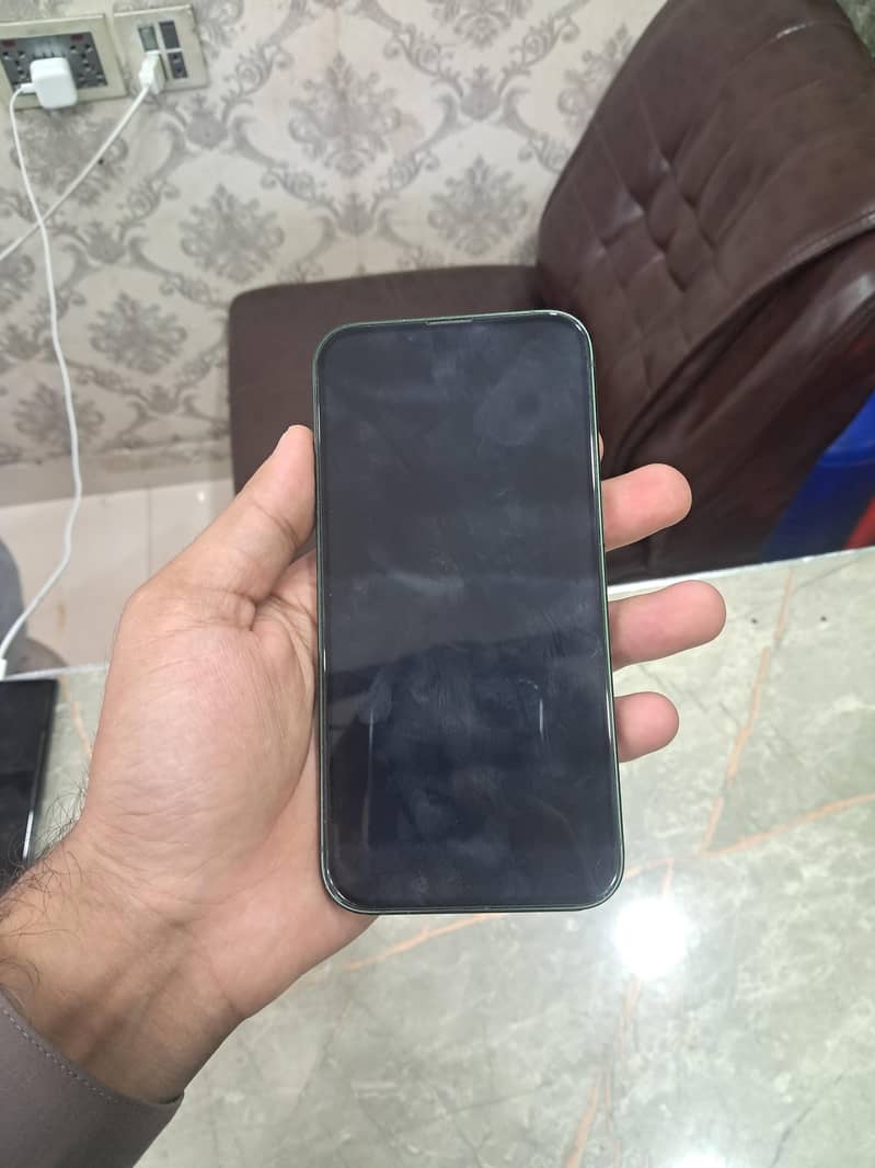 Apple iPhone 13 5