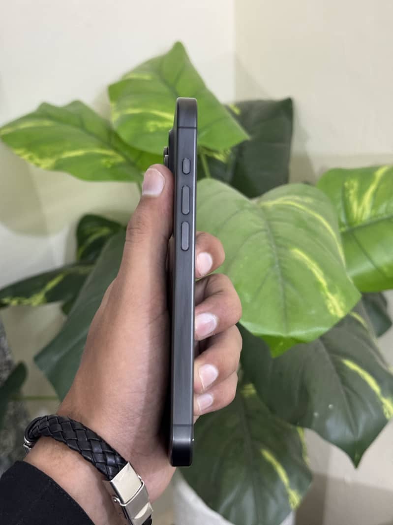 Apple iPhone 15 Pro 3