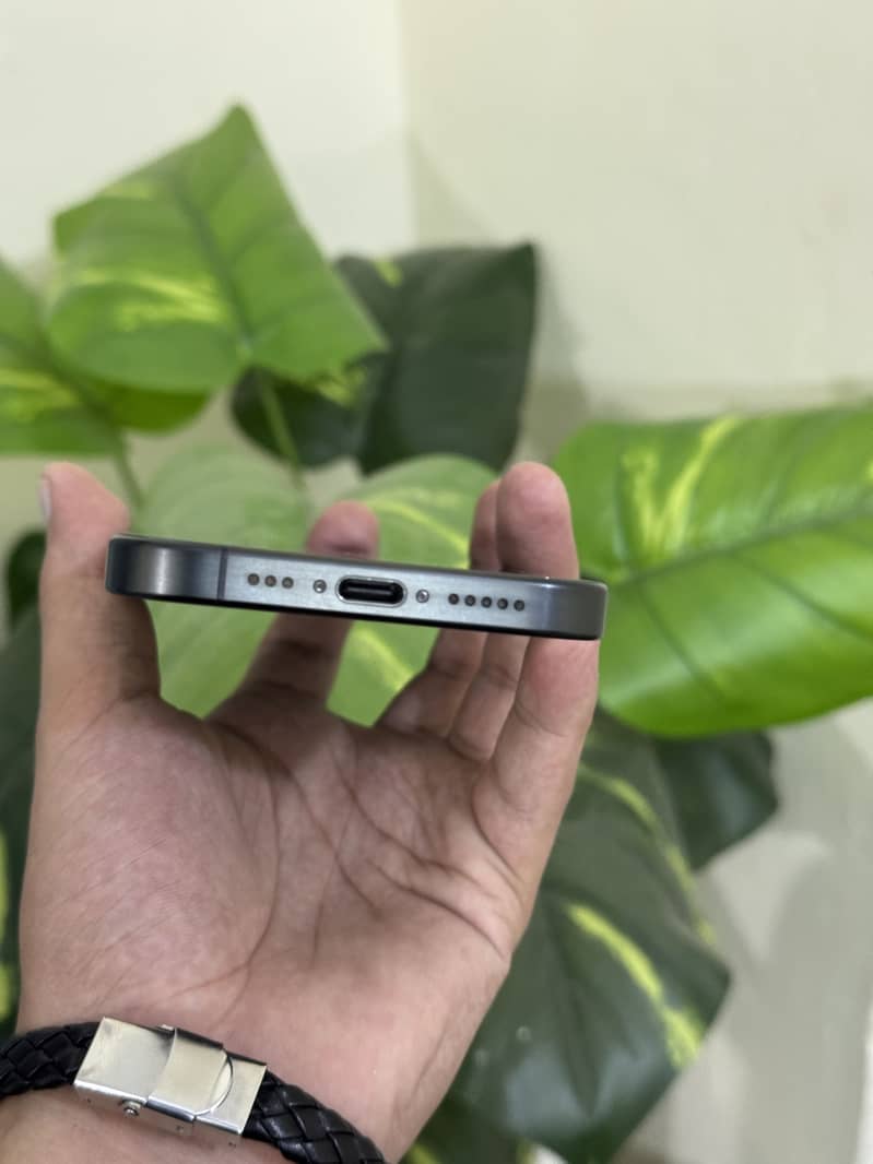Apple iPhone 15 Pro 4