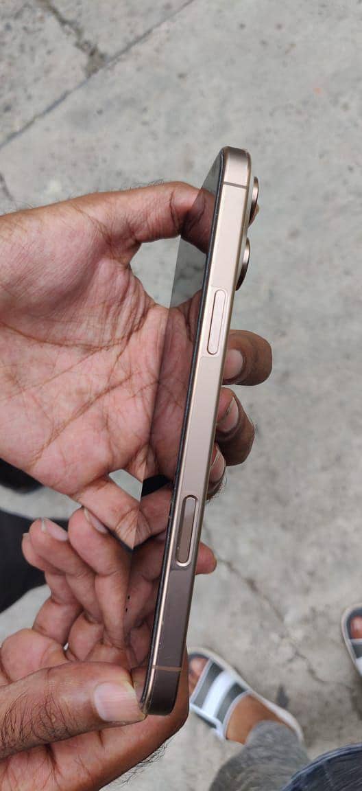 Apple iPhone 16 Pro Max 4