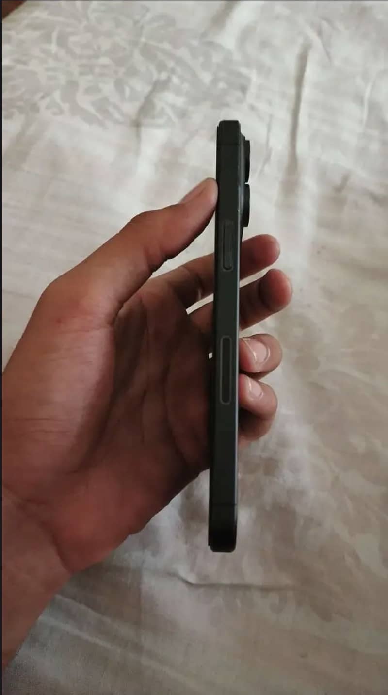 Apple iPhone 15 Pro Max 4