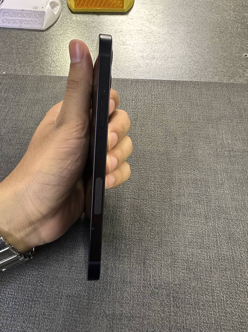 Apple iPhone 12 4