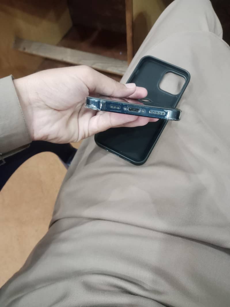 Apple iPhone 12 4