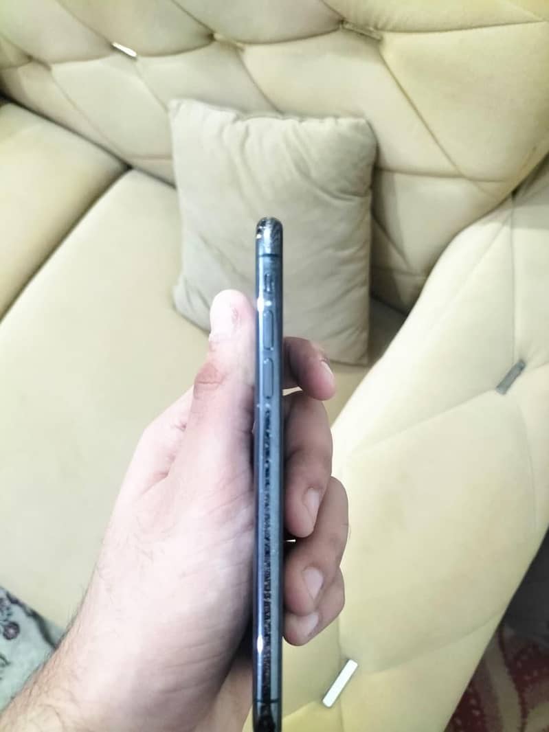 Apple iPhone X 4