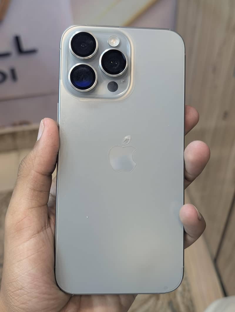 Apple iPhone 15 Pro Max 3