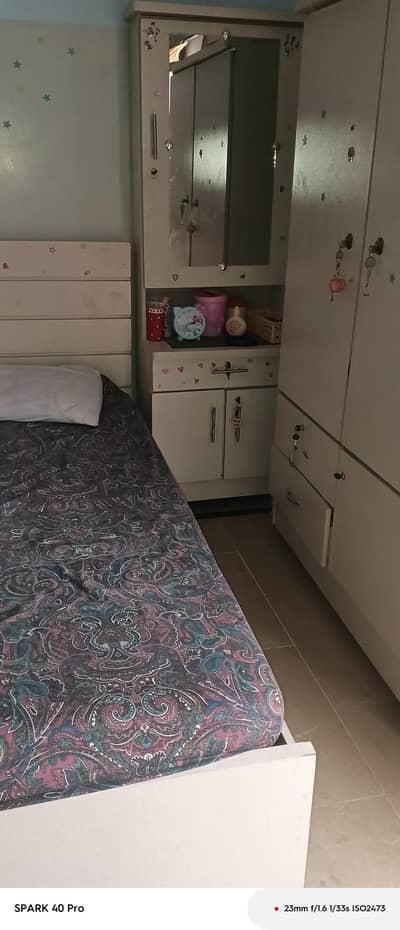 Bed With Matters Wordrobe. Dressing tabel
