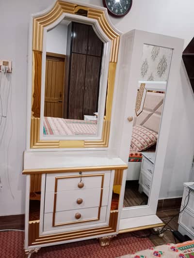 Bed dressing and dewaan sofa for sale in wahcantt