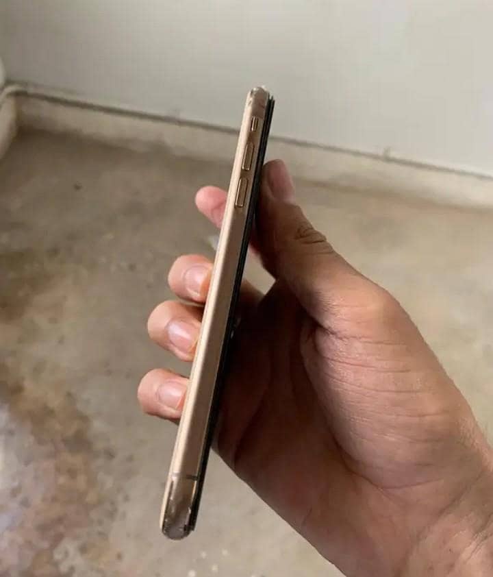 Apple iPhone XS 4