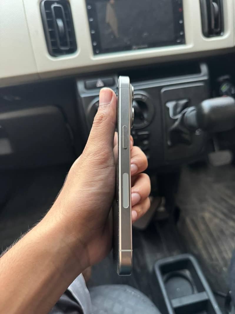 Apple iPhone 15 Pro 4