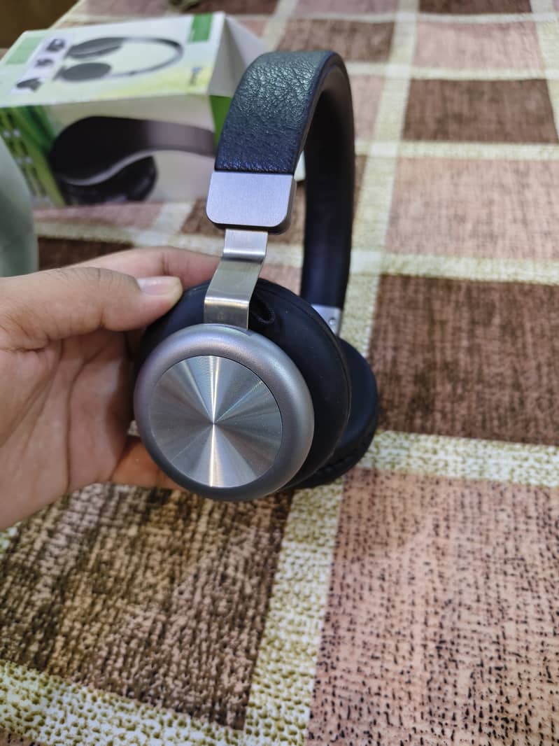 Branded wireless headphones 0