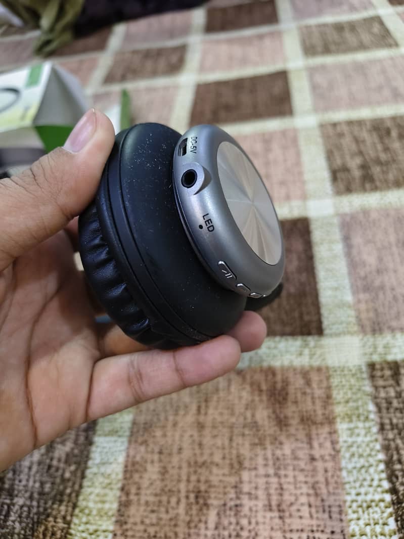 Branded wireless headphones 1