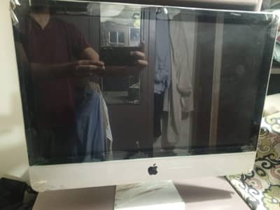 IMAC 2011 , 21.5" screen, 8GB Ram, Keyboard with mouse