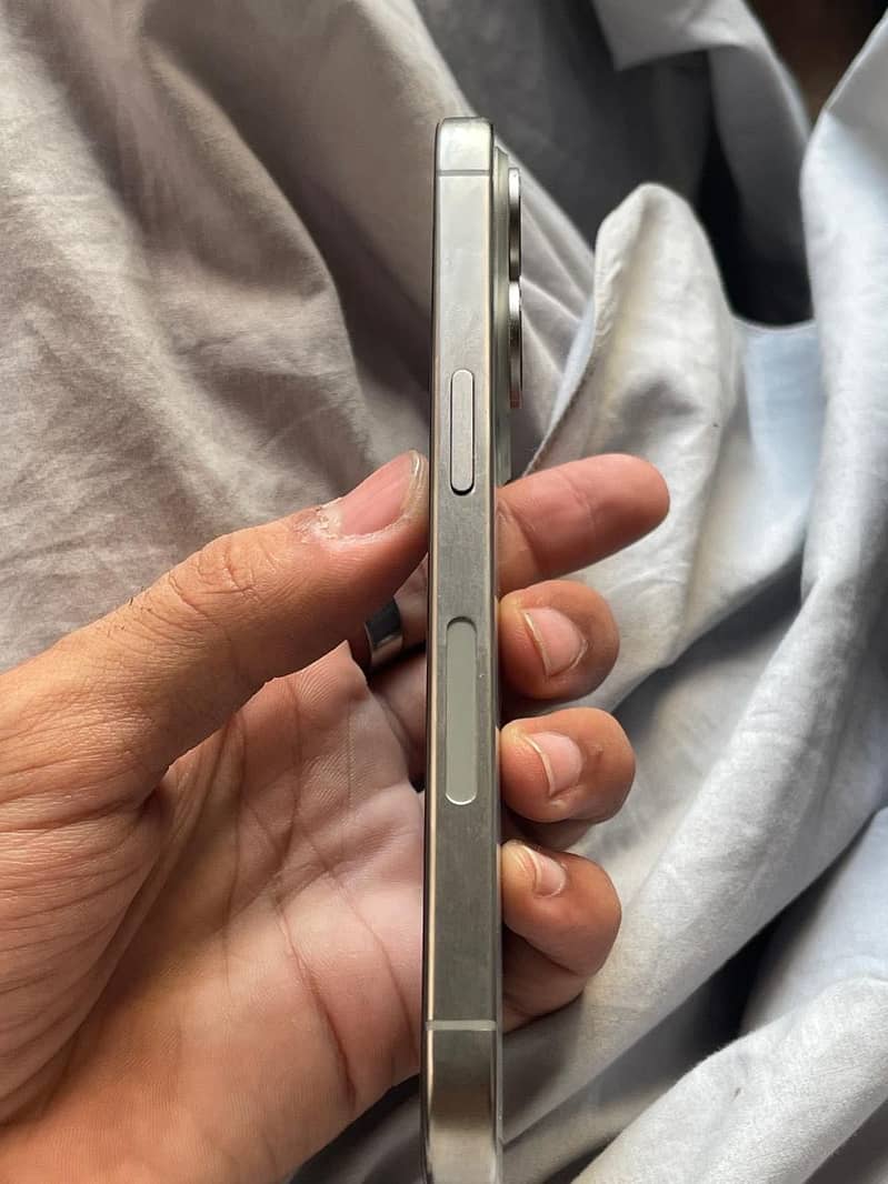 Apple iPhone 15 Pro jv 3