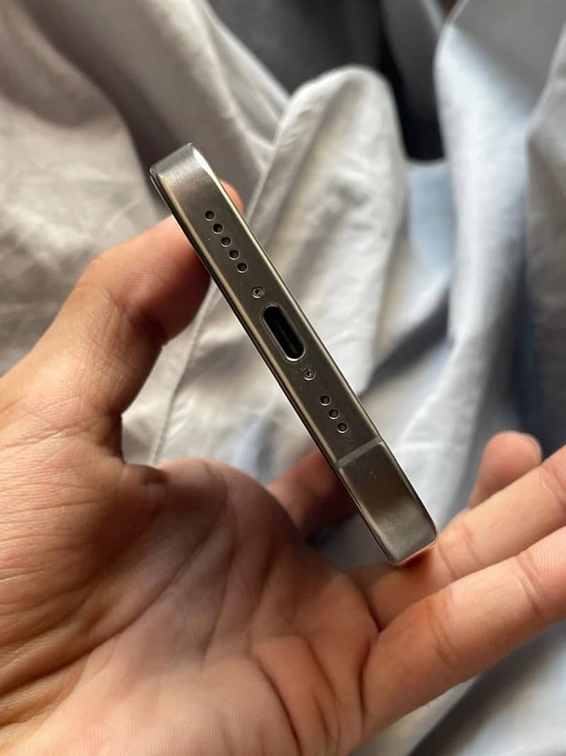 Apple iPhone 15 Pro jv 6
