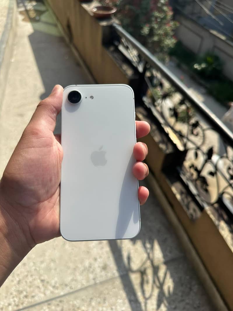 Apple iPhone 17e 1