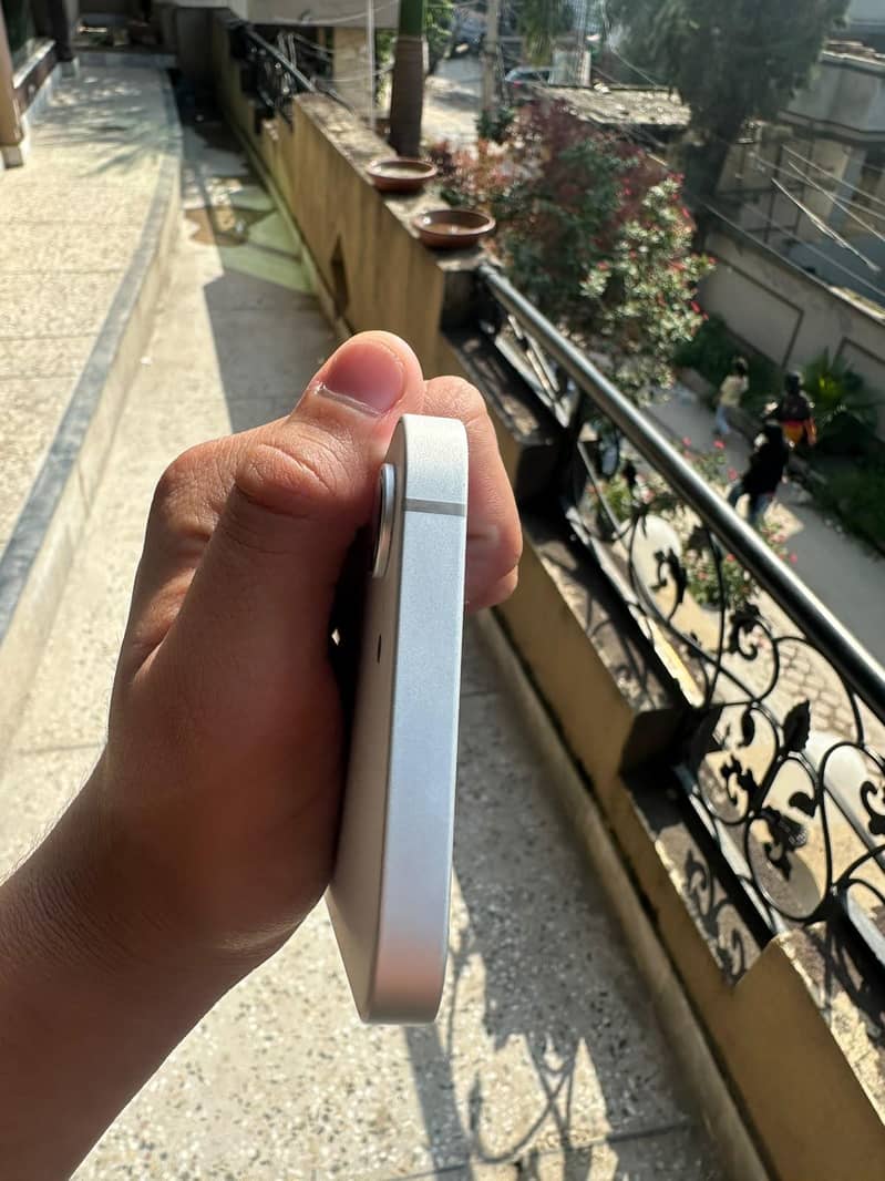 Apple iPhone 17e 4