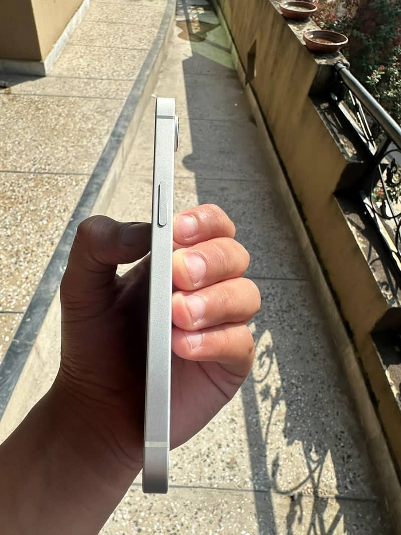 Apple iPhone 17e 5