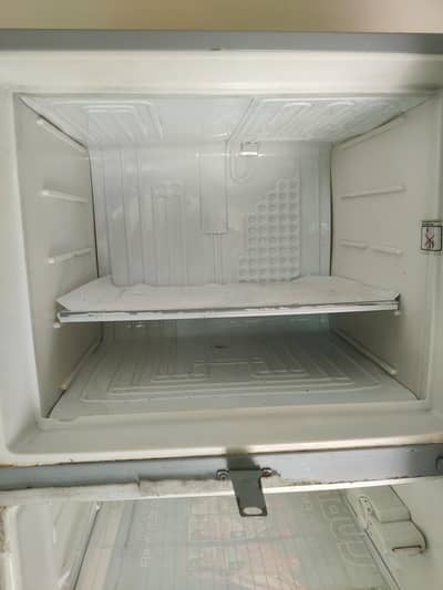 Dawlance fridge (gas nai hai)
