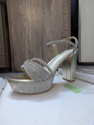 a pretty heel from Almas brand.