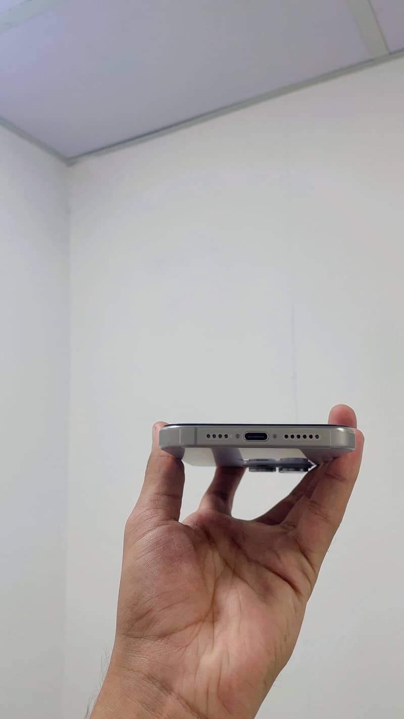 Apple iPhone 15 Pro Max 2