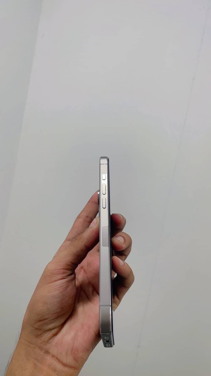Apple iPhone 15 Pro Max 3