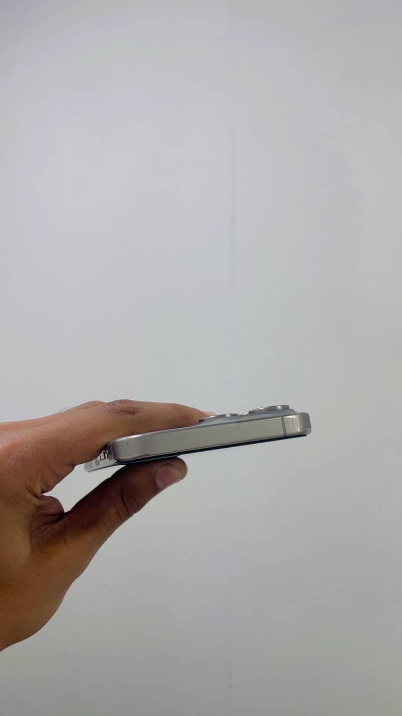 Apple iPhone 15 Pro Max 4