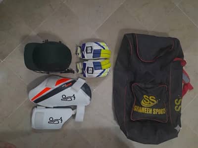 Cricket kit including thigh guard, helmet, gloves and kitbag no bat