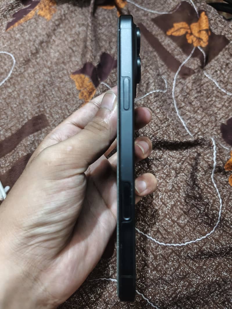 iPhone 16 Pro Max 4