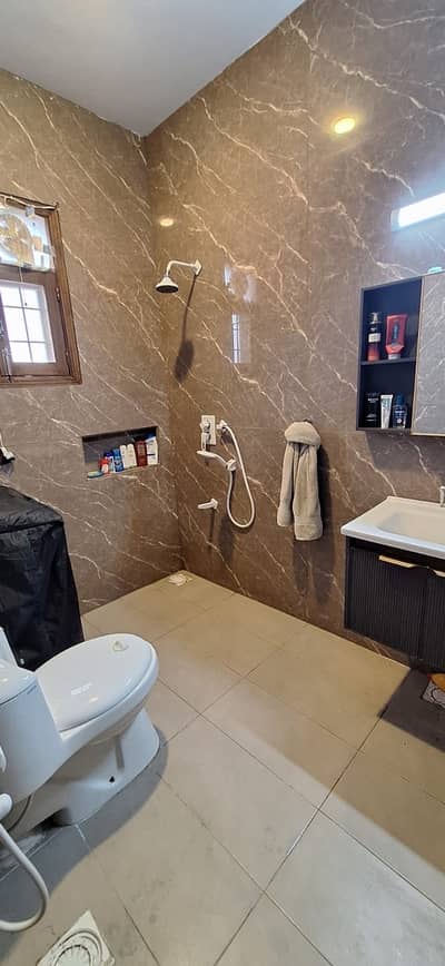 FOR RENT: BEAUTIFUL 250 SQ YD 3-BEDROOM UPPER PORTION WITH SEA VIEW DHA PHASE 8, KARACHI
