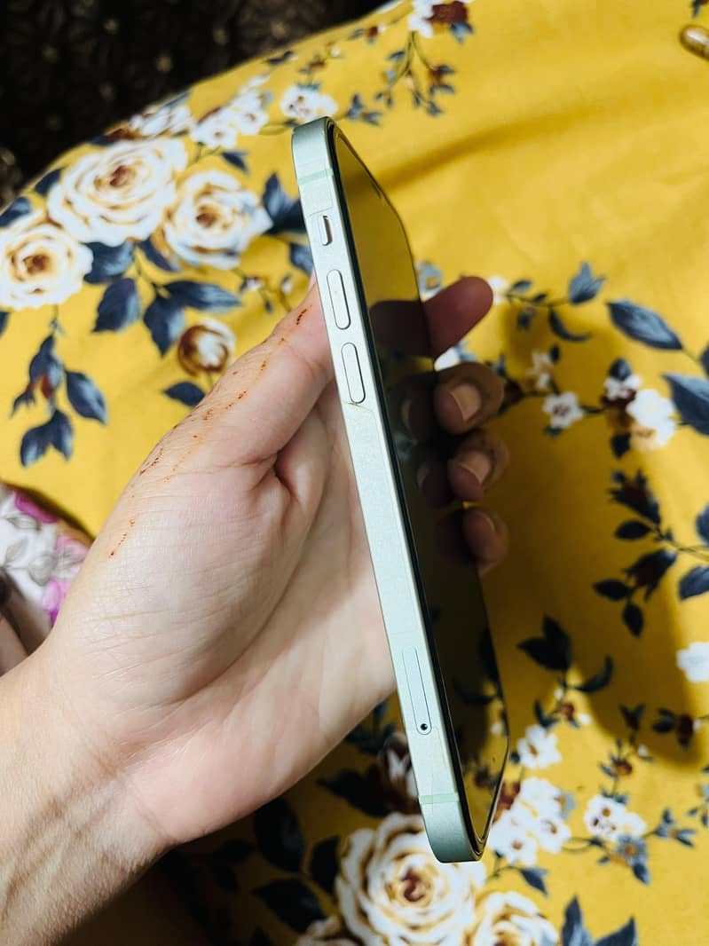 Apple iPhone 12 4