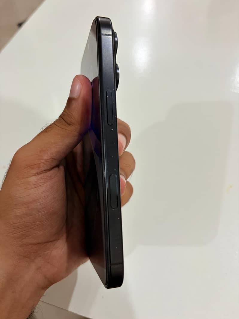 Apple iPhone 16 Pro 3