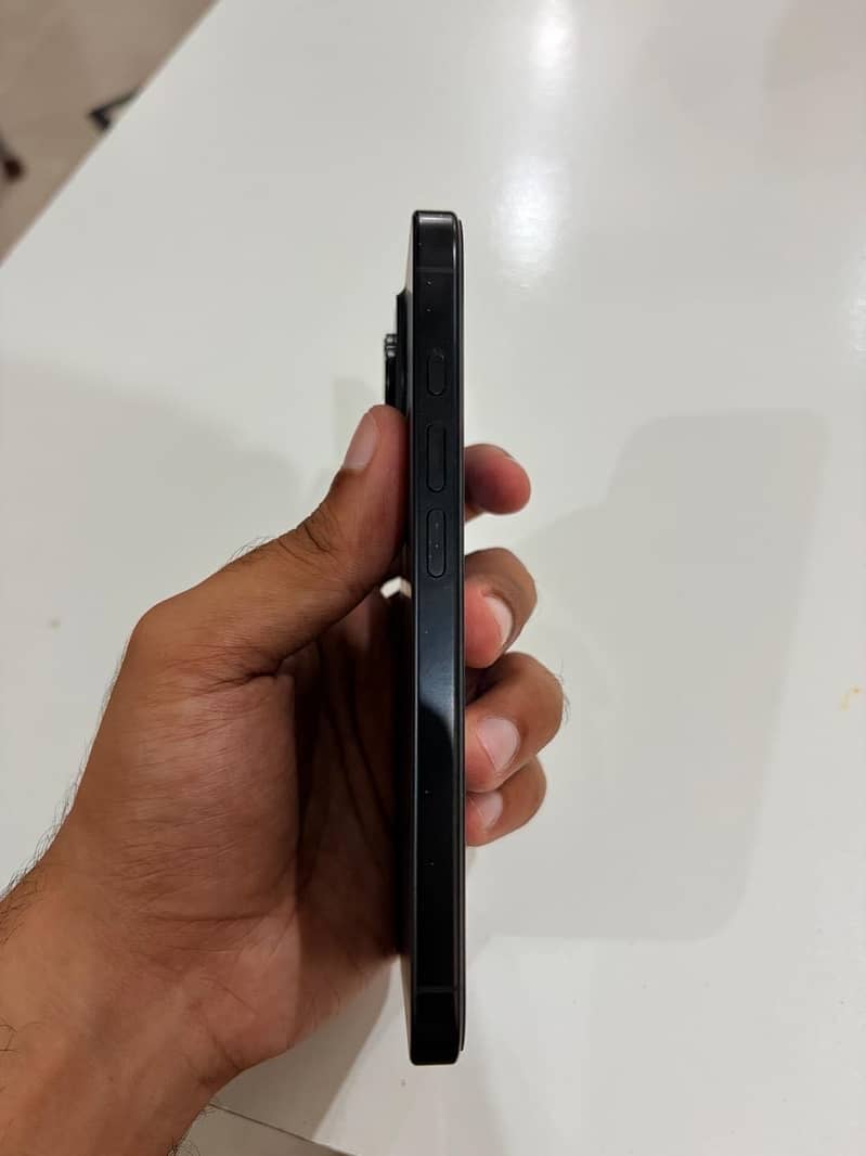 Apple iPhone 16 Pro 4