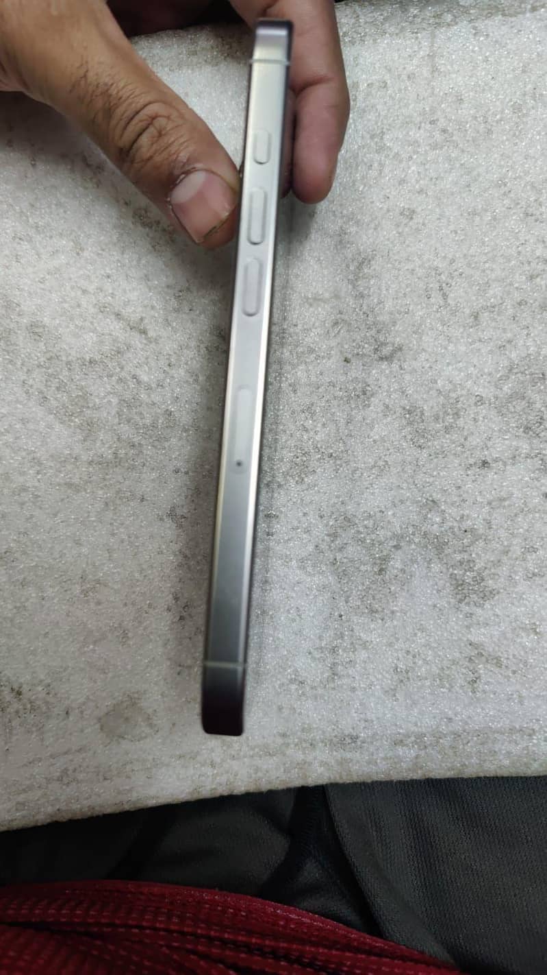 Apple iPhone 16 Pro 3