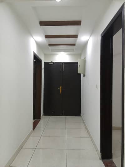 10 MARLA 3 BEDROOM APARTMENT AVAILABLE FOR RENT