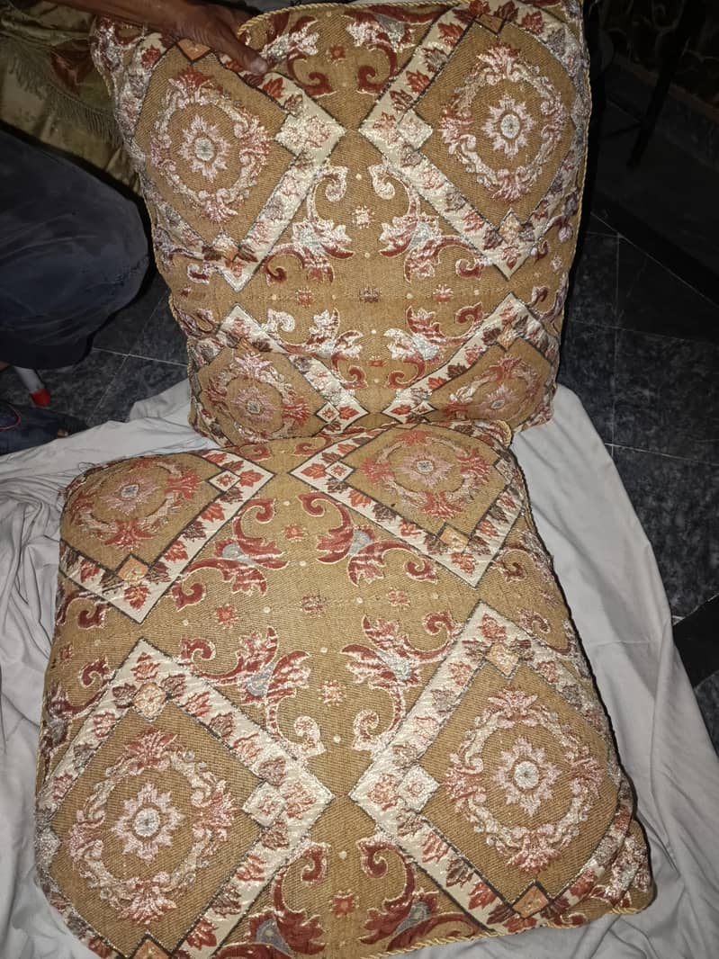Floor cushions 1