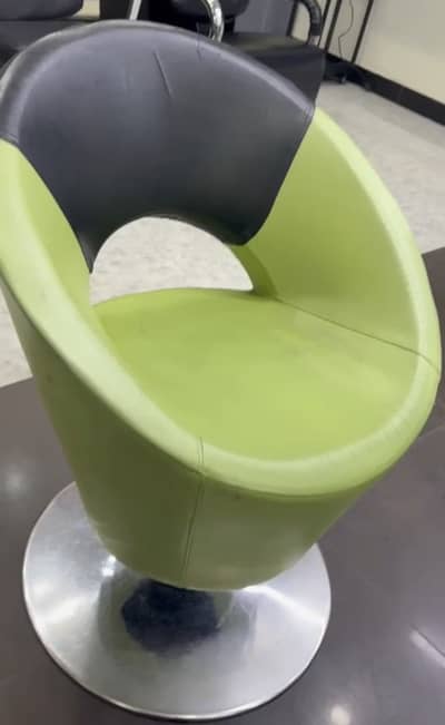 4 Salon Chairs for Sale – Good Condition