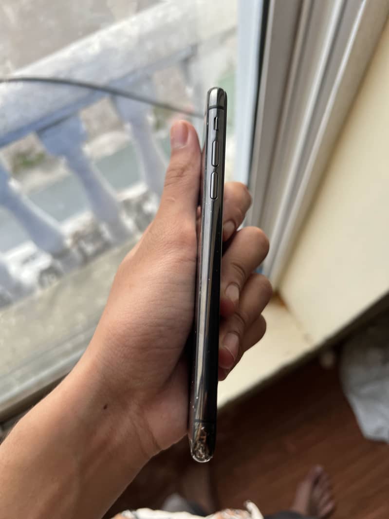 Apple iPhone XS 4