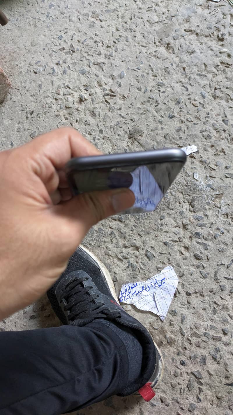 Apple iPhone 11 3