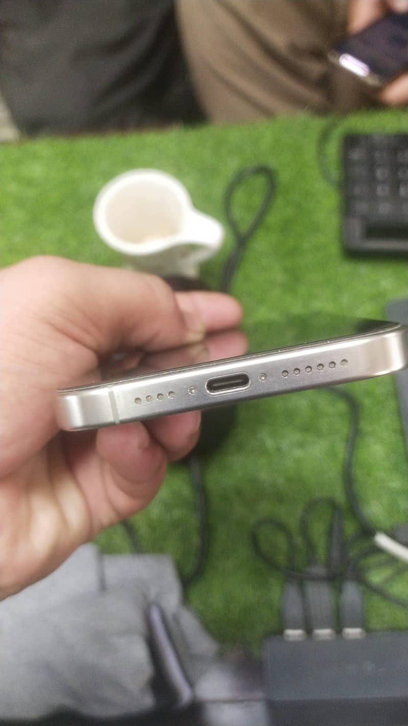 Apple iPhone 15 Pro Max 2
