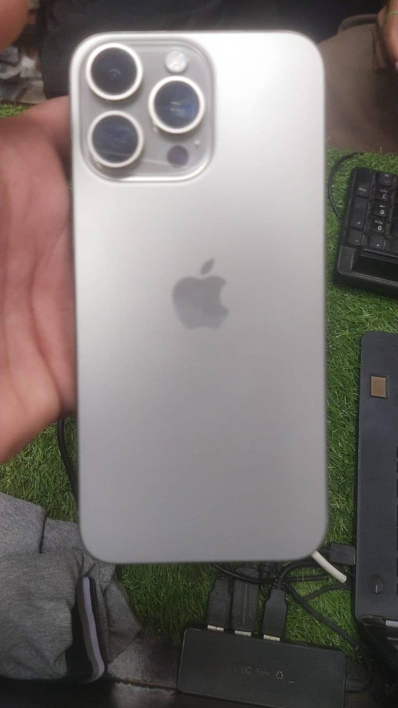 Apple iPhone 15 Pro Max 5
