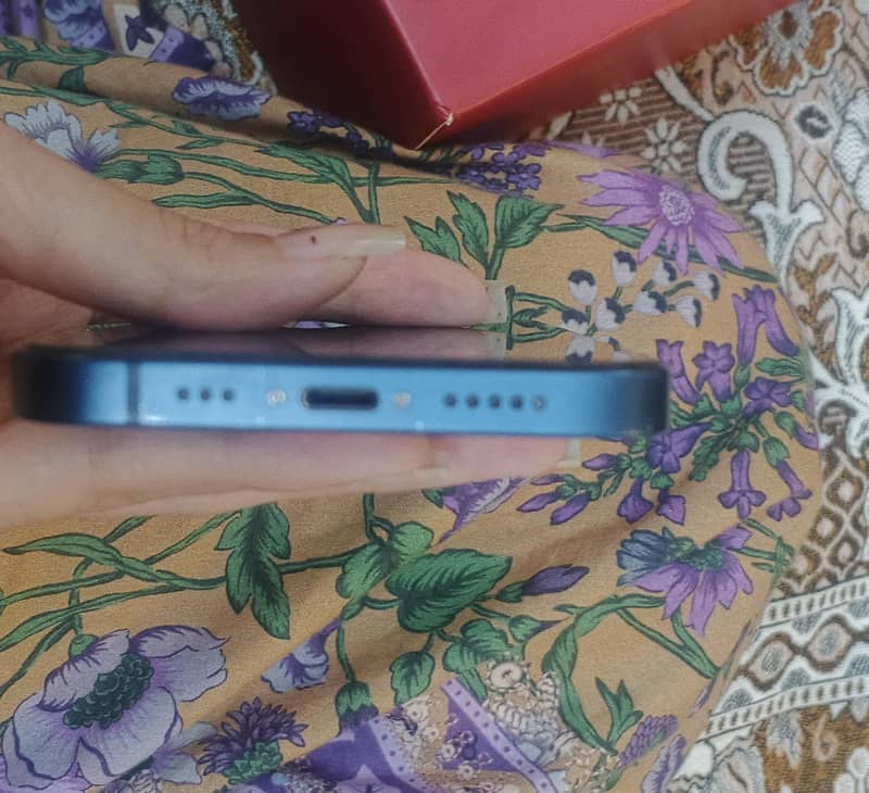 Apple iPhone 12 4