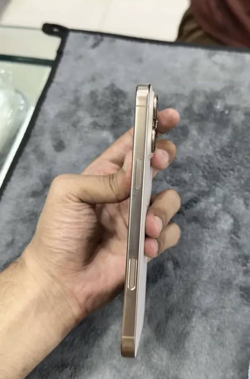 Apple iPhone 16 Pro Max 3