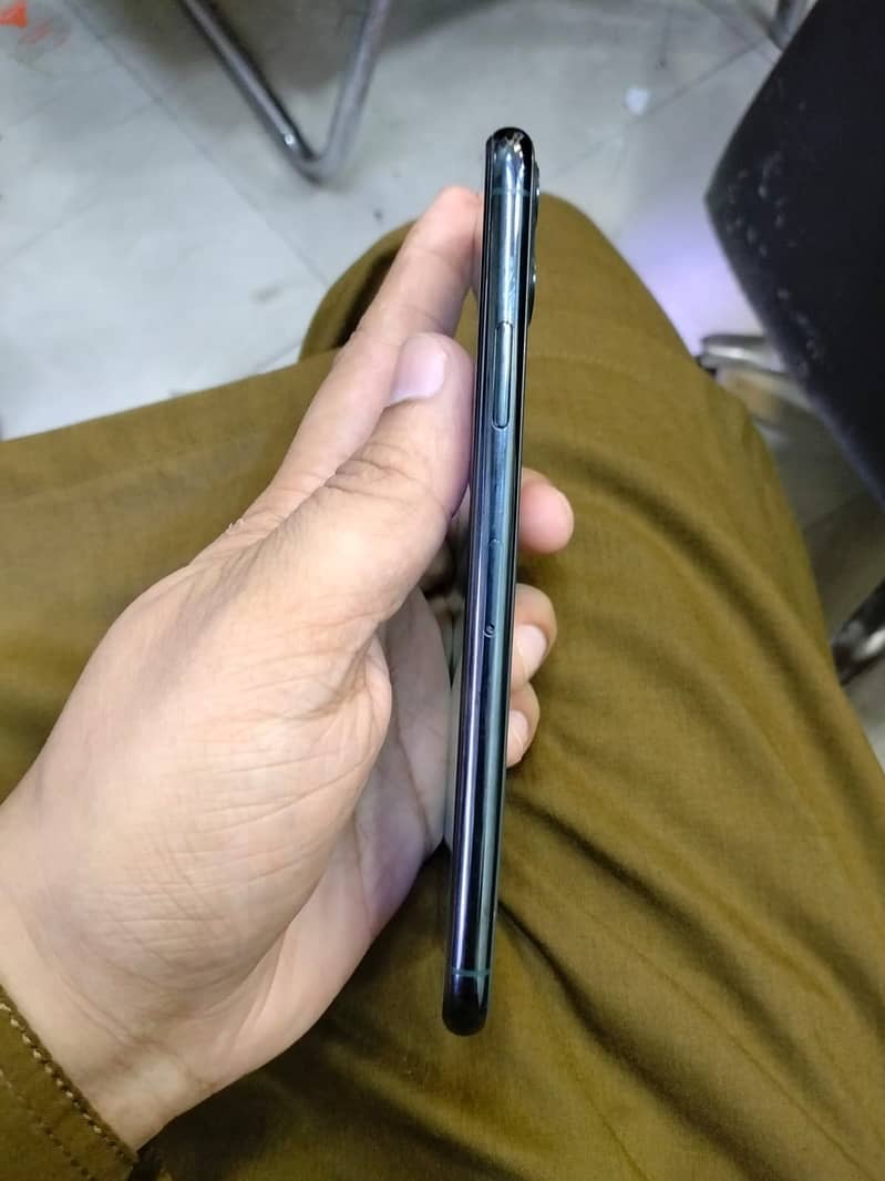 Apple iPhone 11 Pro Max 4