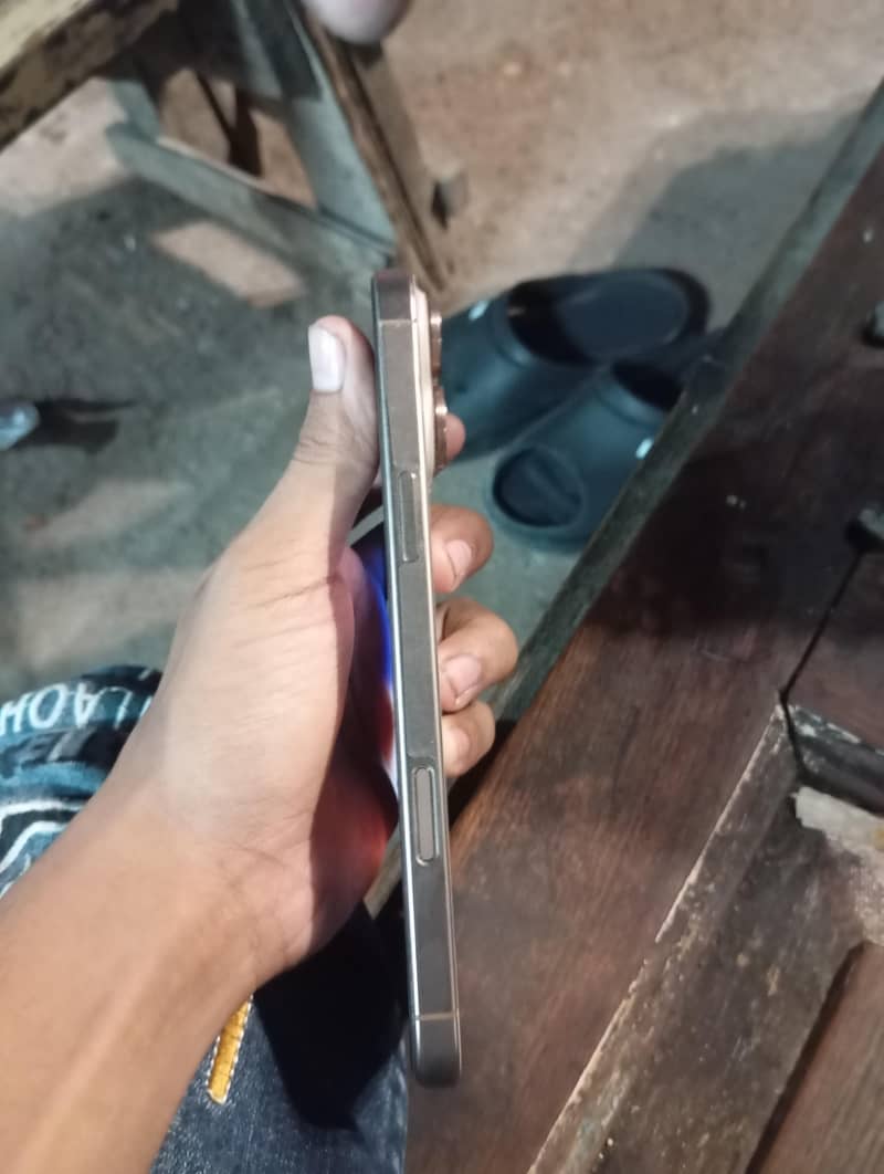 Apple iPhone 16 Pro Max 4