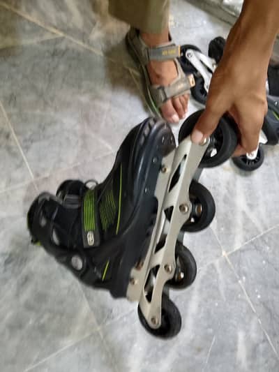 skating shoes in line black colour rubber tire